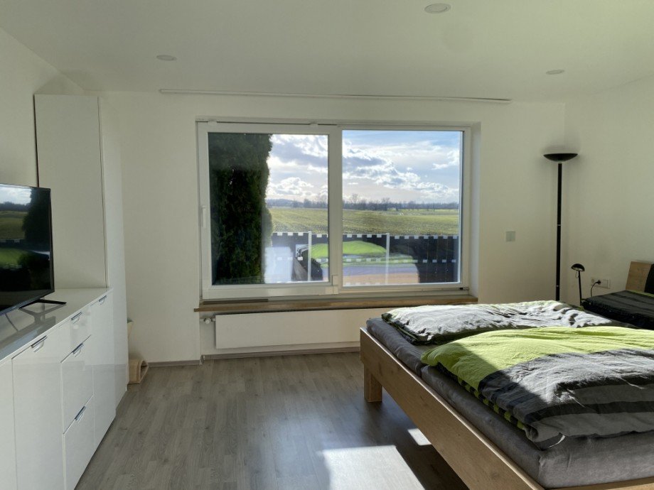 Schlafzimmer im EG (Bild 1) Zweifamilienhaus Neu-Ulm