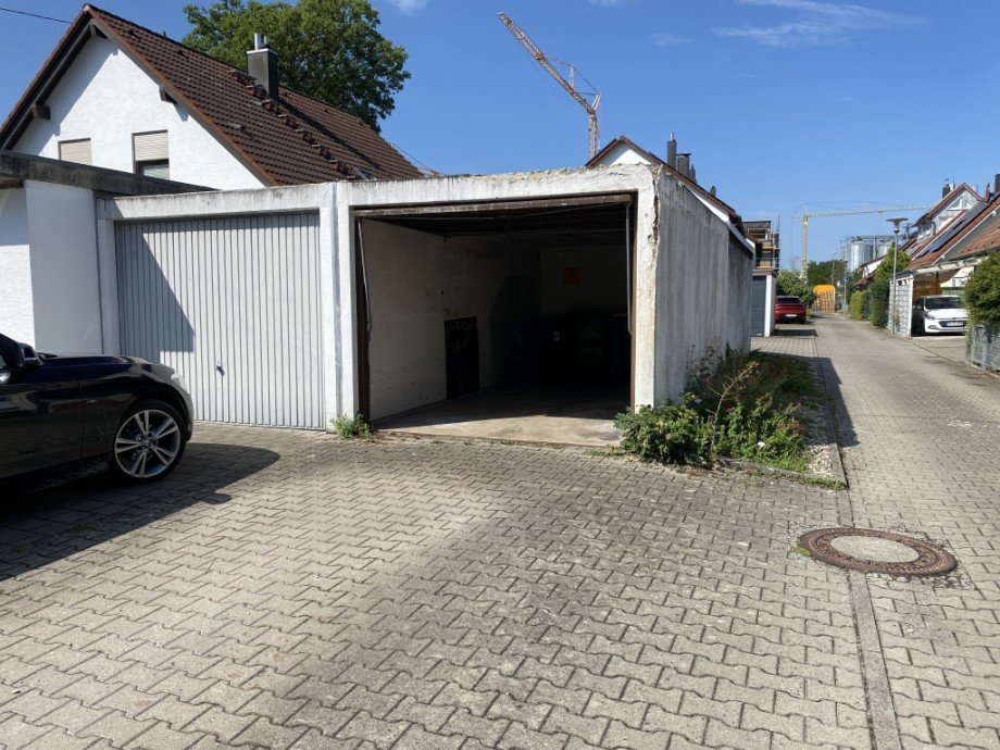 Garage mit Garagenvorplatz Reihenmittelhaus Wei�enhorn