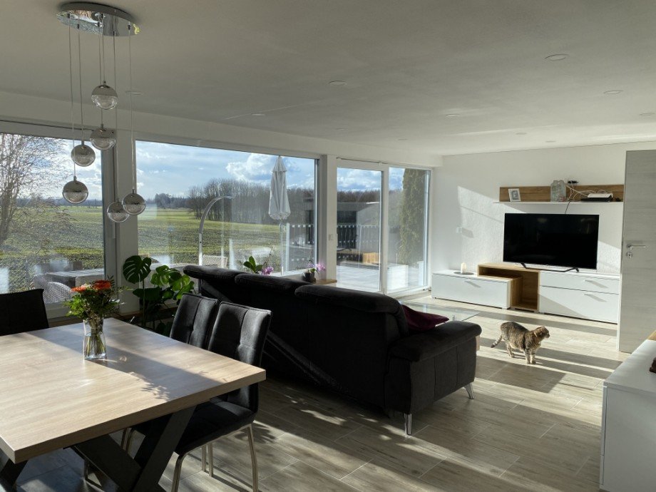 Wohn- und Esszimmer im EG (Bild 1) Zweifamilienhaus Neu-Ulm