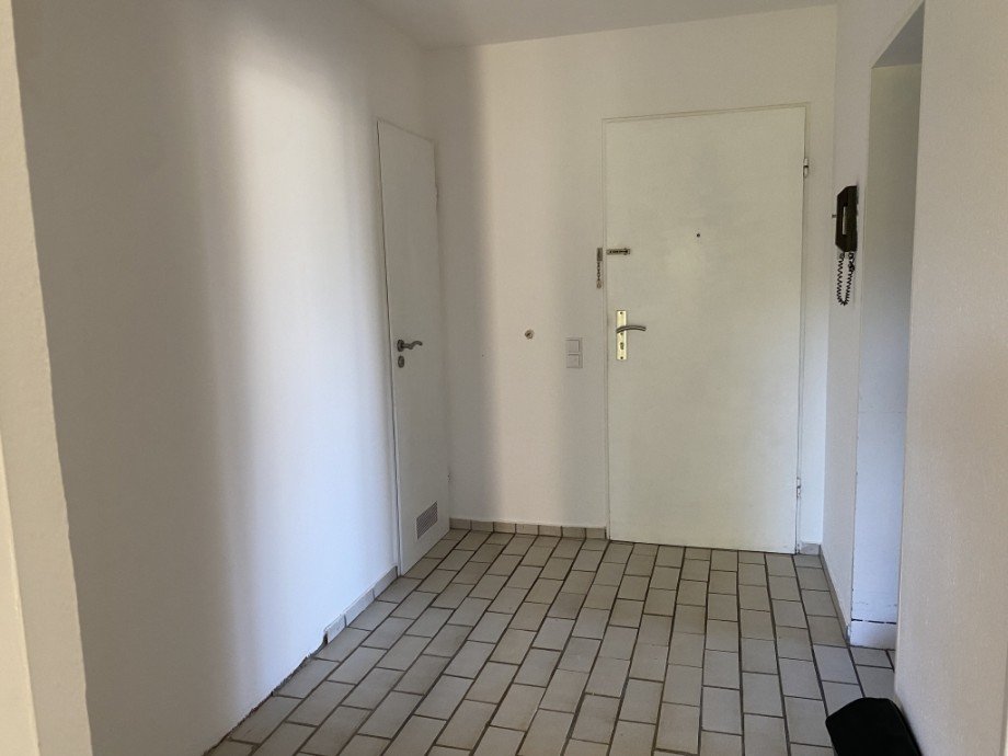 Diele - Flur (Bild 2) Erdgeschosswohnung Neu-Ulm